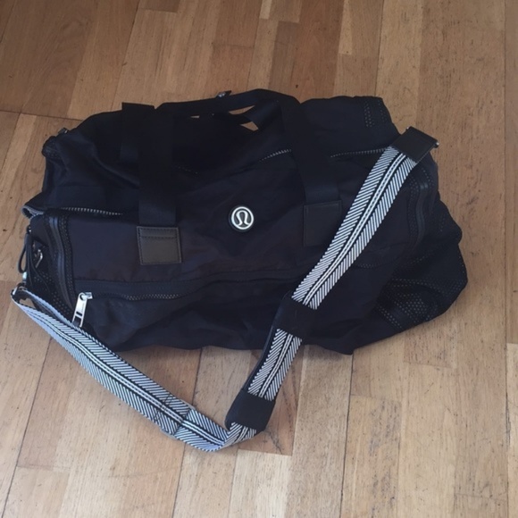 !!!SOLD!!!! Lululemon Weekend Warrior duffel - Picture 4 of 7